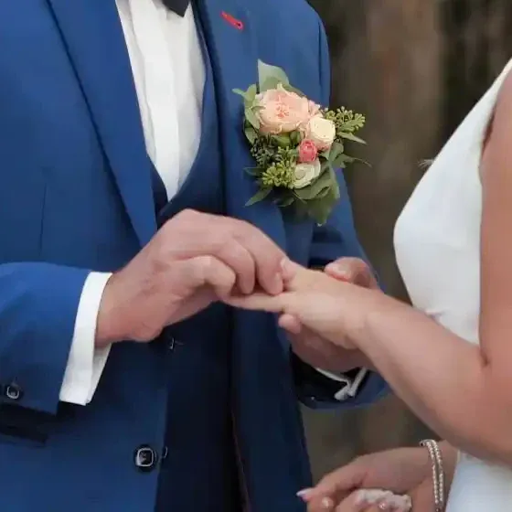 Ringwissel tijdens een huwelijksceremonie