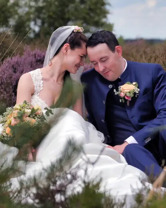 Laura en Tom zitten dicht tegen elkaar tussen de heide